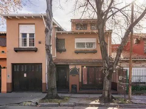 VENTA Casa 4 AMBIENTES con Jardin y cochera