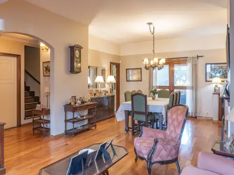 Casa 4 ambientes con 2 baños