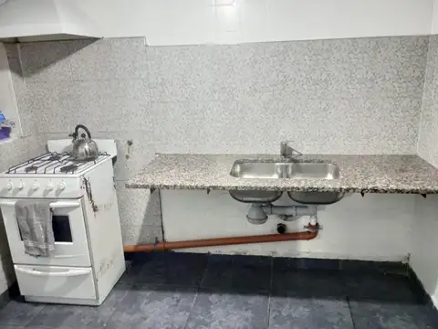 Casa al Frente. Montevideo 1000 c/Fondo Comercio Residencia Estudiantil