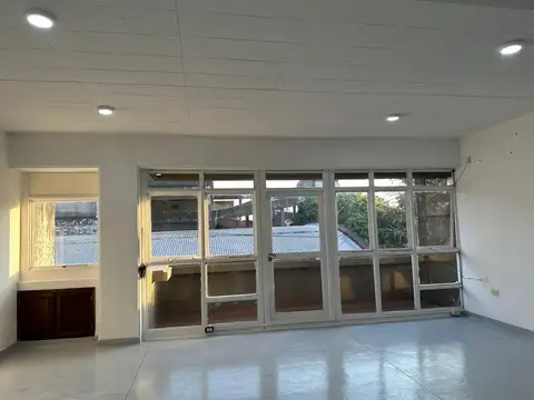 Oficina luminosa frente a la plaza central – ¡Ubicación estratégica!