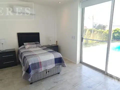 Casa en Alquiler con 2 cocheras