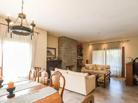 Casa 8 ambientes con 5 baños