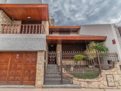 VENTA – CASA LOTE PROPIO – 4 DORMITORIOS – DOBLE COCHERA – ESPACIO EXTERIOR