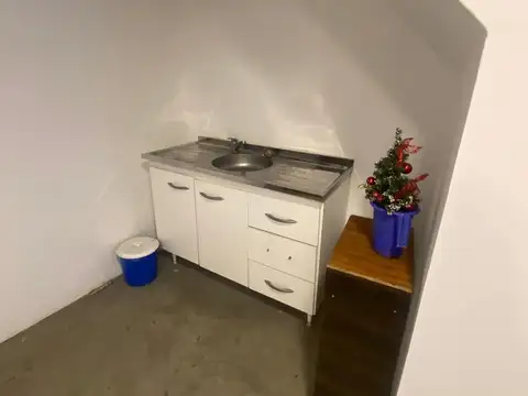 Deposito de 300 m2 en predio cerrado. Moreno, Acceso Oeste.