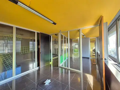 Oficina 8 ambientes con 2 baños