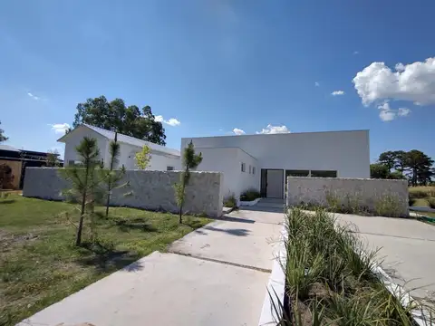 Alquiler. Casa A Estrenar 4 Ambientes. Sobre Lote de 1532 m2. Pinares Country Club