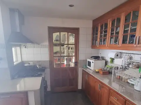 Casa 6 ambientes con 2 baños