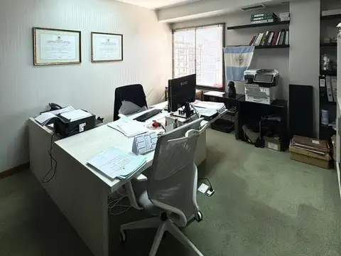 Oficina 11 ambientes con 2 baños
