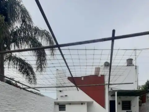 VENTA DE CASA 3 AMBIENTES EN ISIDRO CASANOVA