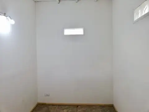 Cabaña dos ambientes, con entrada de auto y patio compartido. Se encuentra ubicada a tan solo 100 mts. del lago y 100 mts. de la Ruta N°40.