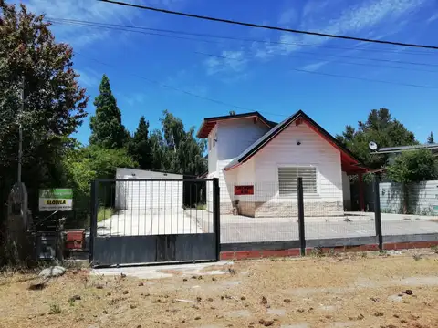 Cabaña dos ambientes, con entrada de auto y patio compartido. Se encuentra ubicada a tan solo 100 mts. del lago y 100 mts. de la Ruta N°40.