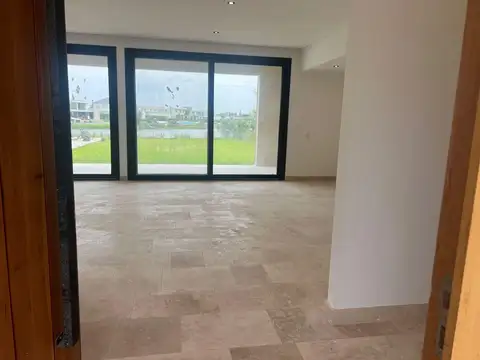 Casa 6 ambientes con 4 baños