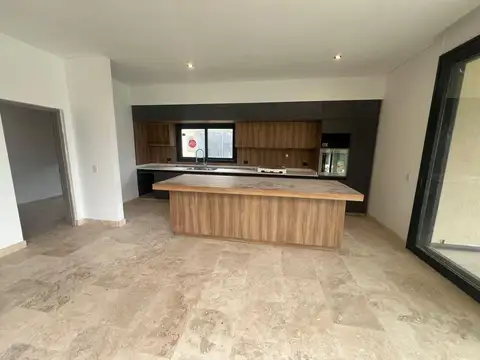 Casa en Venta con 5 cocheras