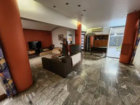 Venta de casa con local comercial en Dorrego