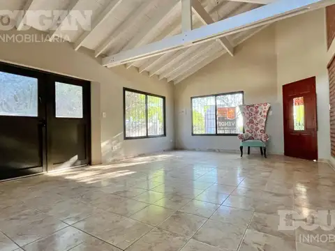 Casa 4 ambientes con 2 baños