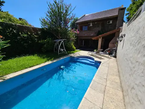 Chalet de 6 ambientes con garage para 2 autos, gran parque y piscina
