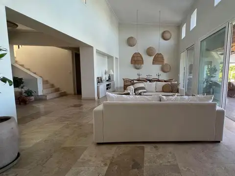 Casa en Alquiler Temporal con 2 cocheras