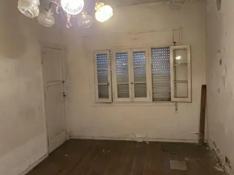 ¡RETASADA! CASA 3 AMBIENTES EN LOTE PROPIO A REFACCIONAR.