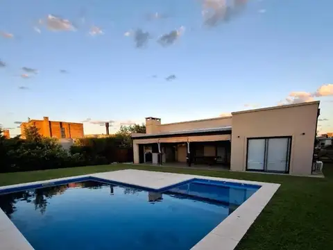 Casa en Venta con 3 cocheras