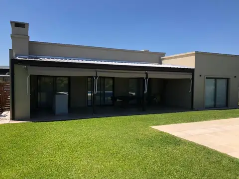 Casa 5 ambientes con 3 baños