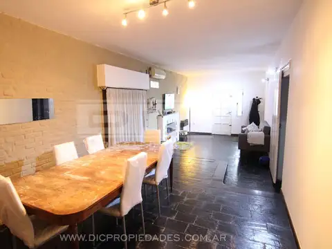Casa en Venta con 3 cocheras