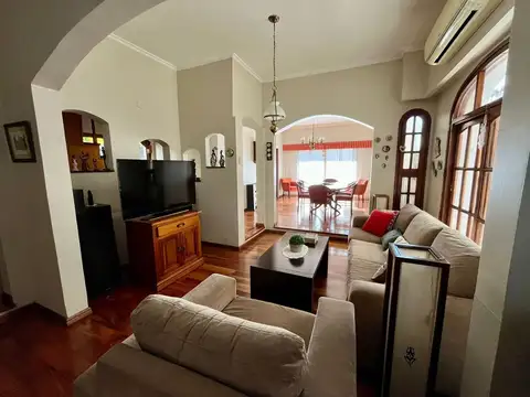 Casa 5 ambientes con 2 baños