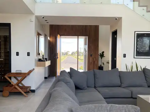 Casa 6 ambientes con 2 baños