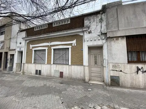 Departamento de pasillo en B° Abasto. 2 patios, terraza. Sin expensas