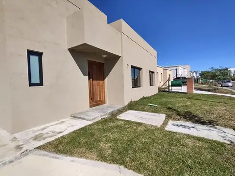 CASA EN VENTA EN SANTA ELISA - PILAR DEL ESTE