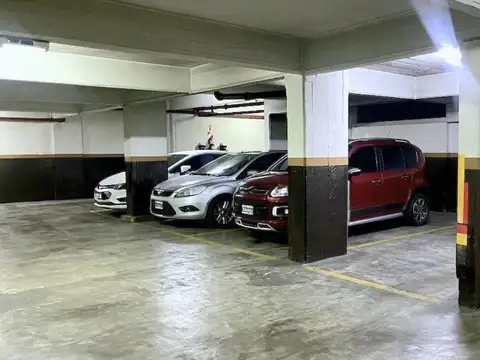 VENTA COCHERA SOBRE CORONEL DIAZ ENTRE JUNCAL Y BERUTI EN BARRIO NORTE