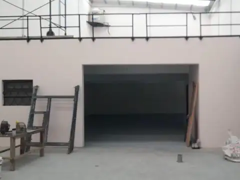 GALPON 370 MTS - ALSINA 5200 - VILLA MARTELLI - VENDE