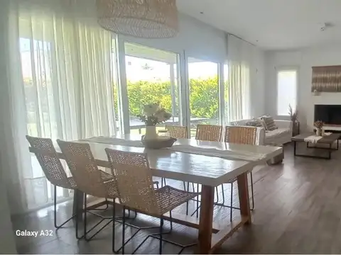 Casa en Alquiler Temporal con 2 cocheras