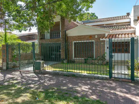 VENTA CASA DE 4 DORMITORIOS CON PATIO Y QUINCHO