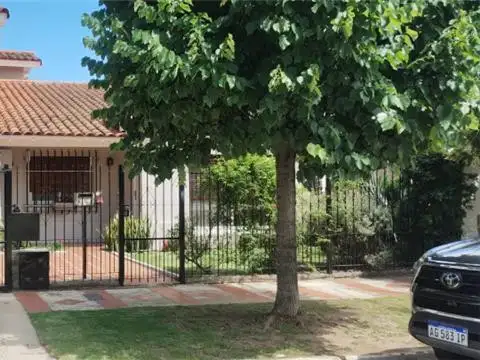 Casa en Venta con 2 cocheras
