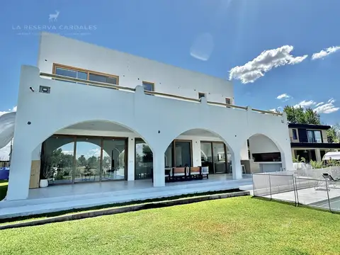 Casa en Venta con 2 cocheras