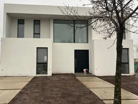 RBS. HERMOSA CASA A LAGUNA EN CANTON GOLF!