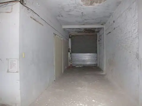 LOCAL CON ENTRA DE GARAGE y 2 PISOS