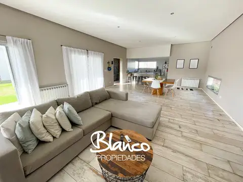 Casa en Venta en El Canton, USD 248.000