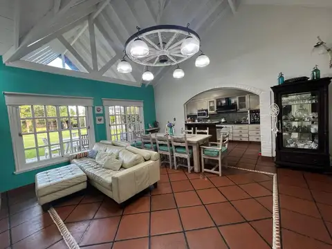 Casa 5 ambientes con 4 baños