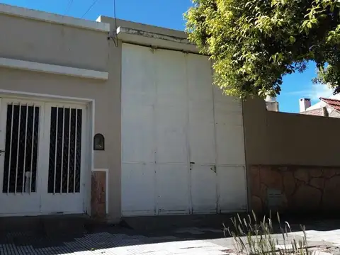 CASA DOS DORMITORIOS, CENTRO DE RIO TERCERO VENDE