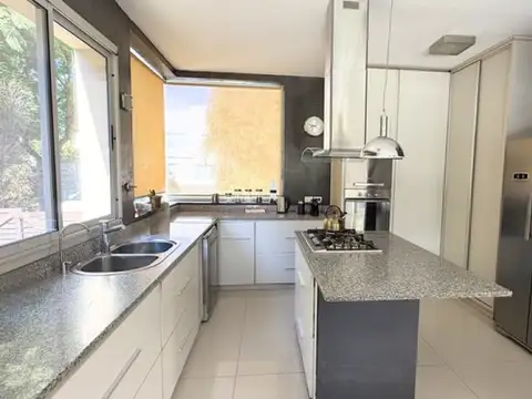 Casa 5 ambientes con 3 baños