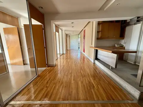 Oficina 5 ambientes con 2 baños