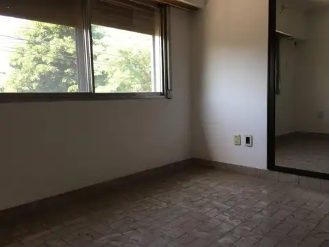 VENTA R. DE ESCALADA CASA 3 AMB. + 2 LOCALES P.B.