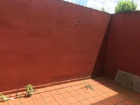 RETASADO. Departamento 2 ambientes con patio