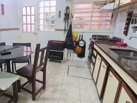 Casa 5 ambientes con 2 baños