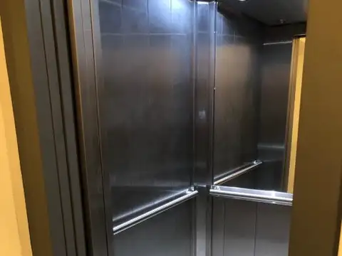 COCHERA CON ELEVADOR EN VENTA - MORON CENTRO