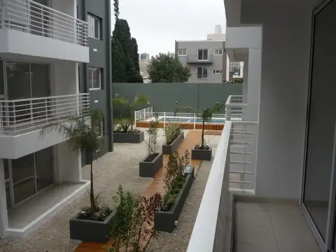 DOS AMPLIOS Y LUMINOSOS AMBIENTES CON COCHERA Y BAULERA!