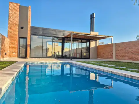 Casa Quincho con Piscina a Estrenar