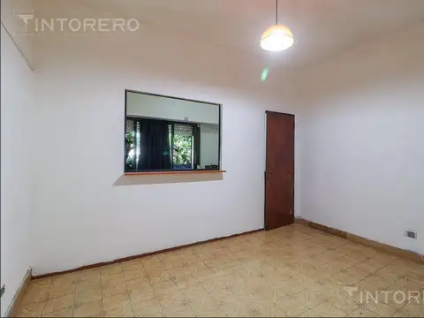 Monoambiente al Frente con balcon a Refaccionar en el centro de Castelar