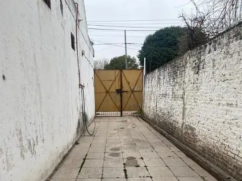 Local comercial a la calle, con galpón trasero - ¡IMPORTANTE